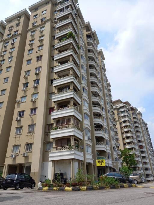 The Nest - Cozy 3-Bedroom Condo, 샤알람 외부 사진